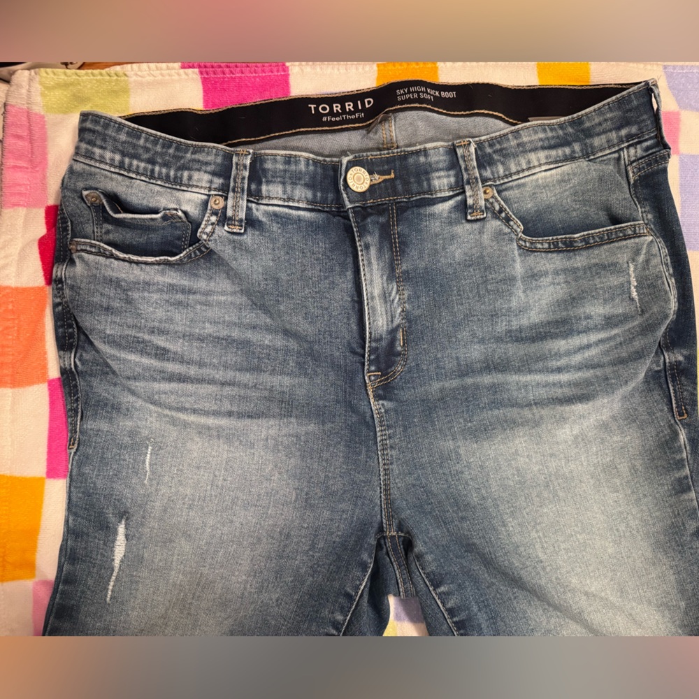 TORRID Sky High Kick Boot cropped Jeans denim blue. Women’s size 14R